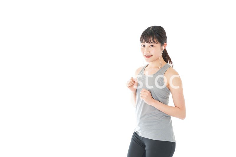 ランニングをする若い女性