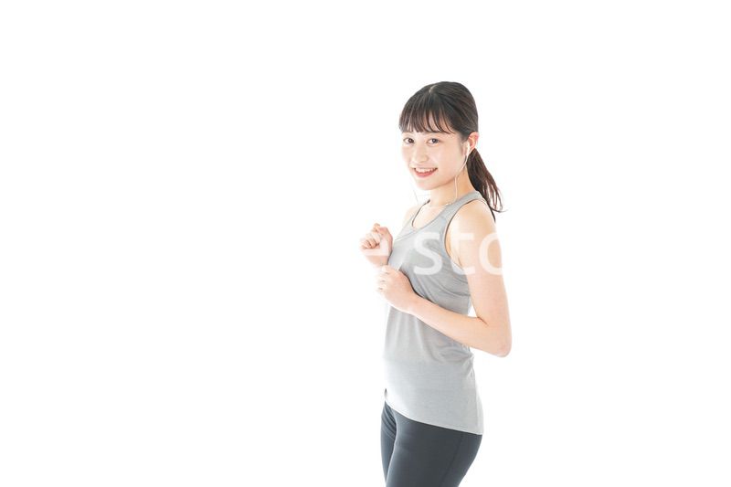 ランニングをする若い女性