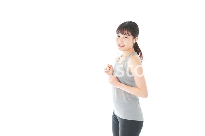 ランニングをする若い女性