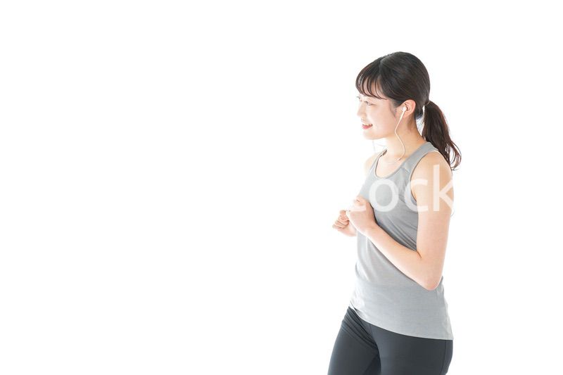 ランニングをする若い女性