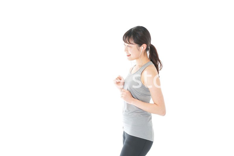 ランニングをする若い女性