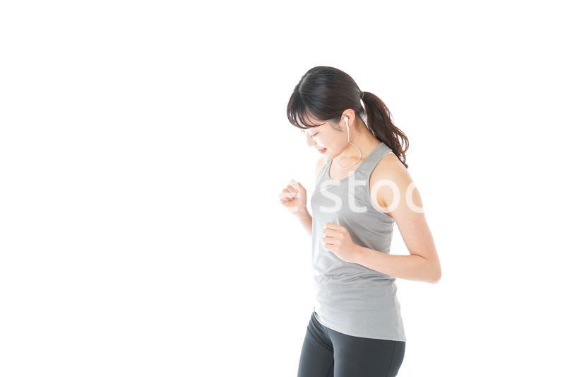 ランニングをする若い女性