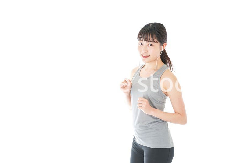 ランニングをする若い女性