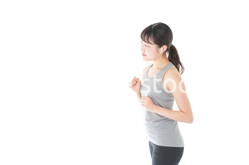 ランニングをする若い女性