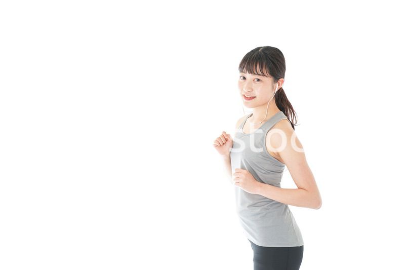 ランニングをする若い女性