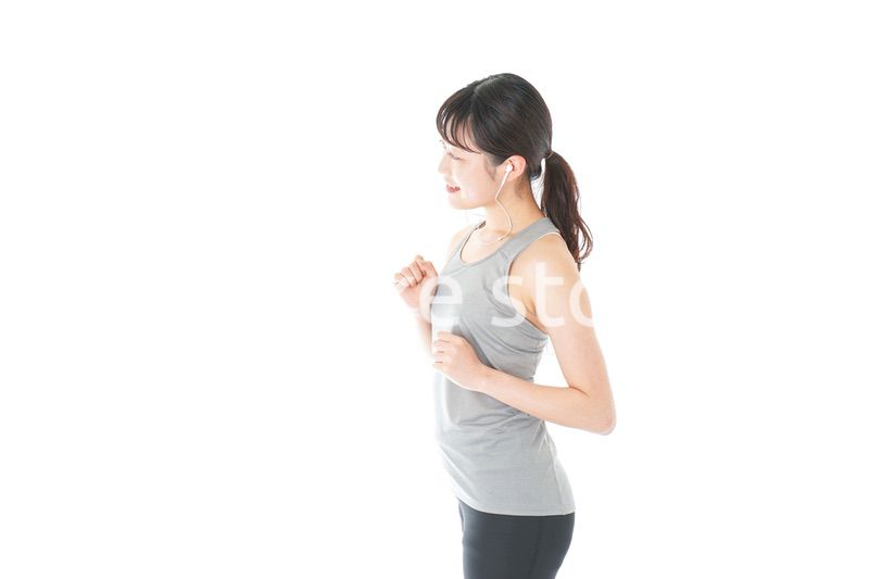 ランニングをする若い女性