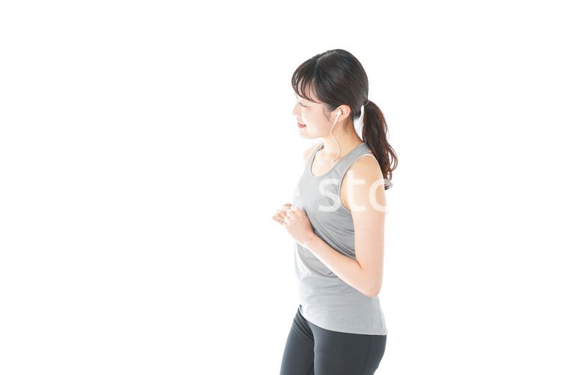 ランニングをする若い女性