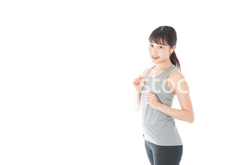 ランニングをする若い女性