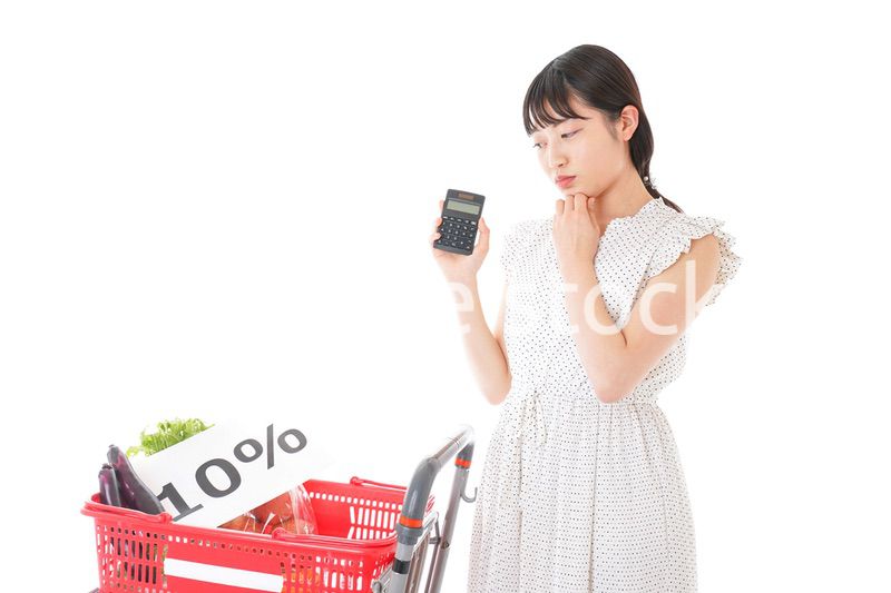 スーパーで買い物をする若い女性