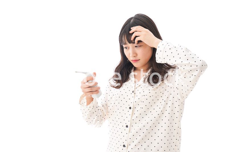 風邪をひいた若い女性