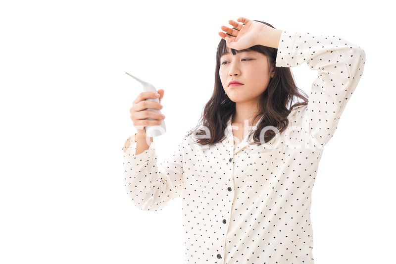 風邪をひいた若い女性