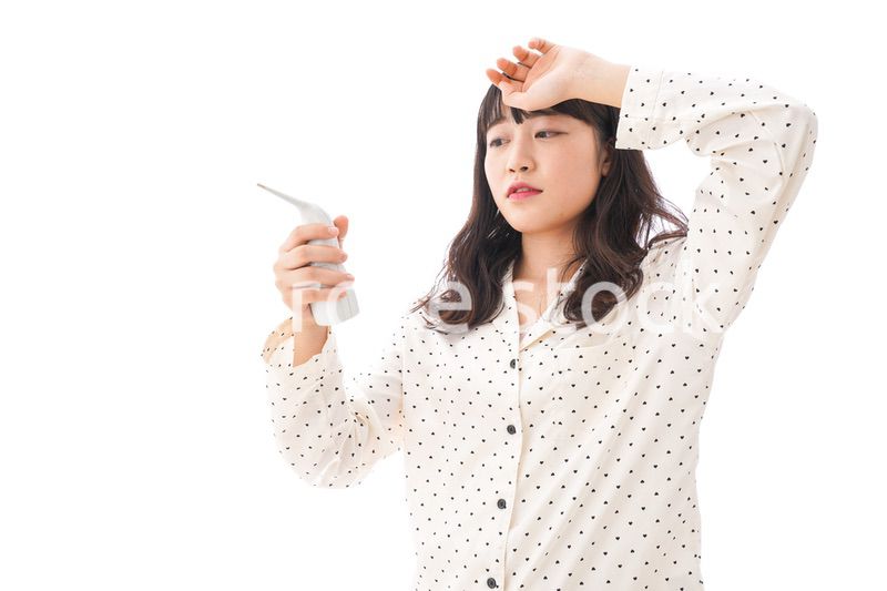 風邪をひいた若い女性