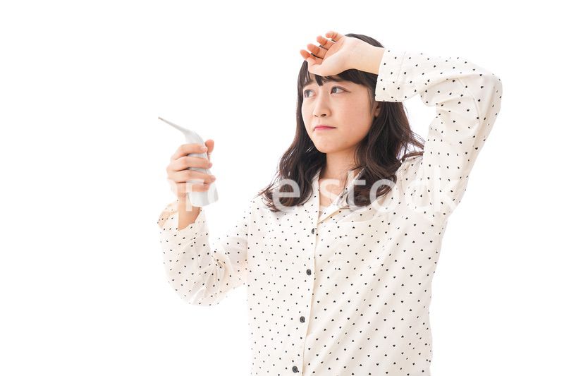 風邪をひいた若い女性