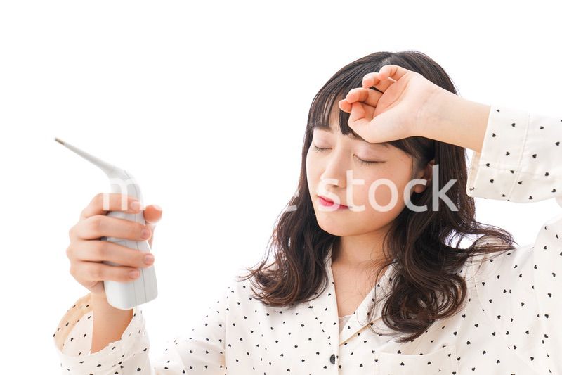 風邪をひいた若い女性