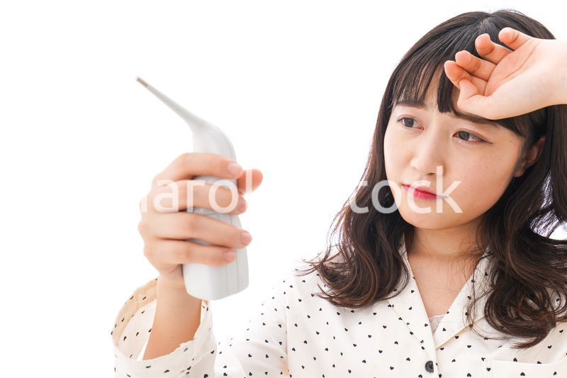 風邪をひいた若い女性