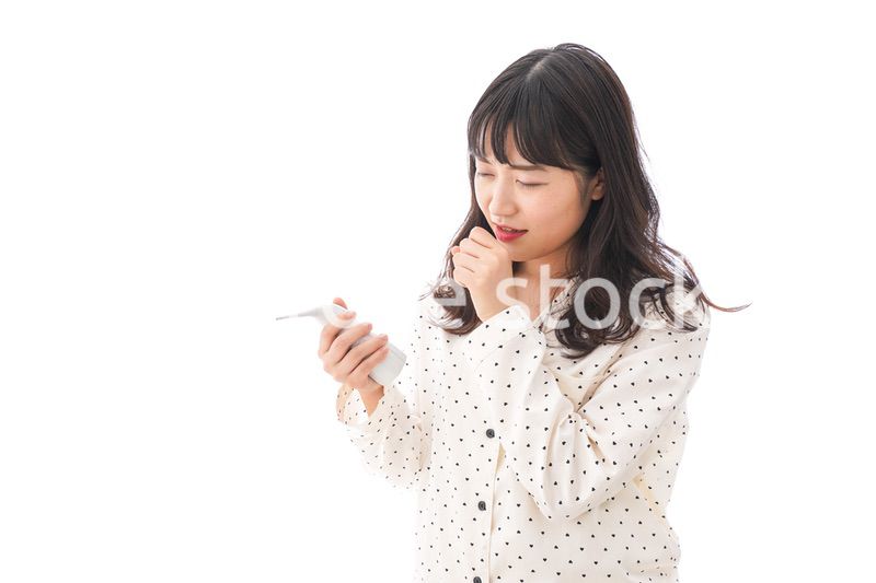 風邪をひいた若い女性