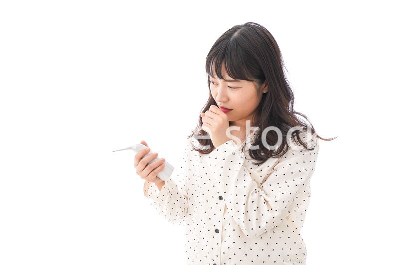 風邪をひいた若い女性