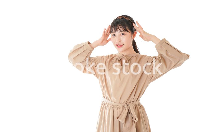 身だしなみを整える若い女性