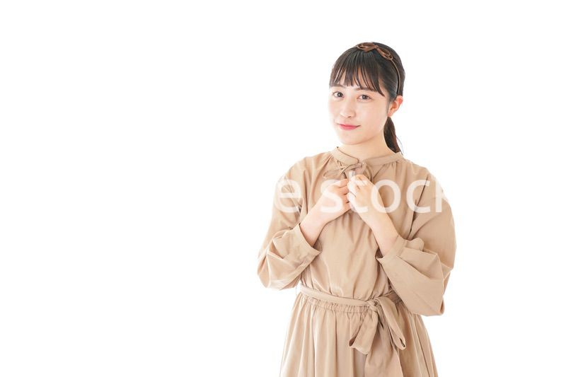 身だしなみを整える若い女性