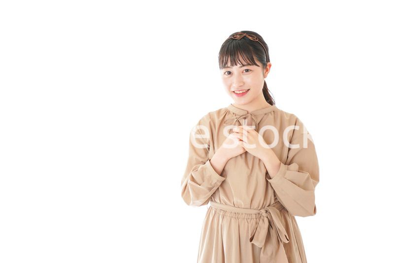 身だしなみを整える若い女性