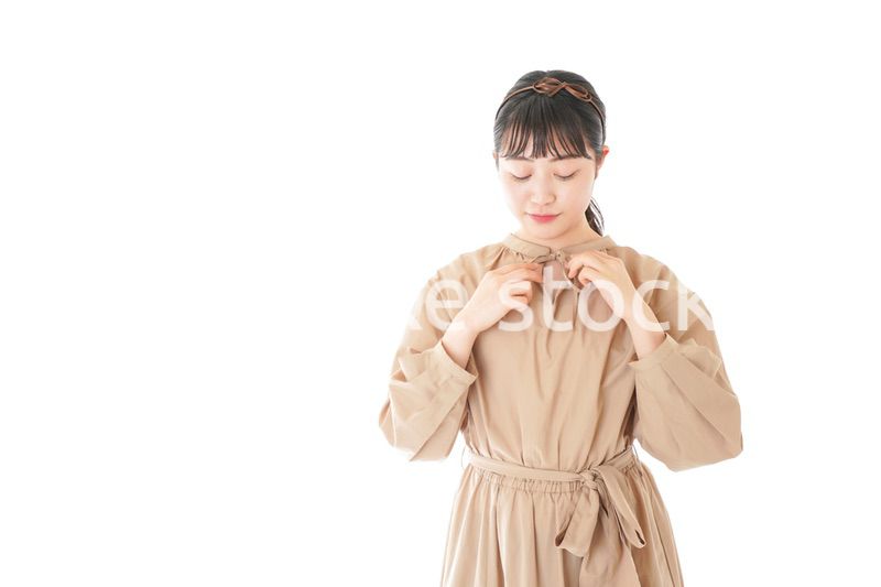 身だしなみを整える若い女性