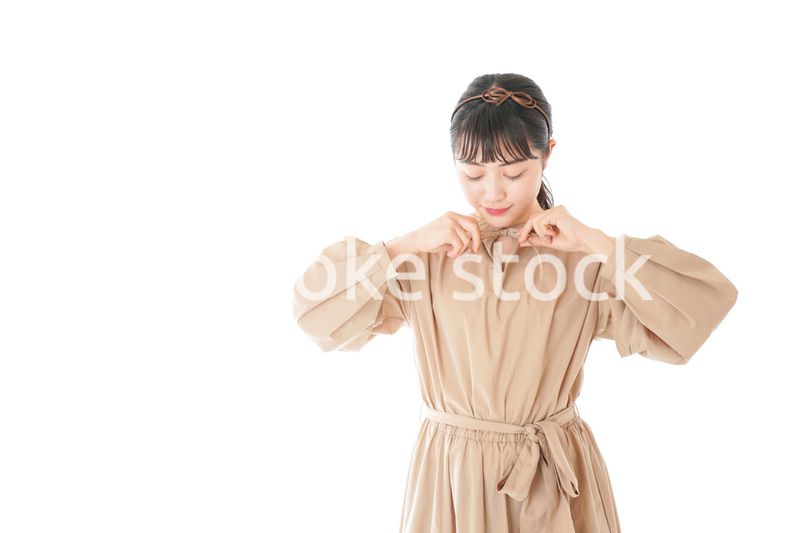 身だしなみを整える若い女性