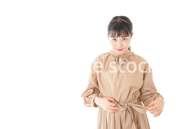 身だしなみを整える若い女性