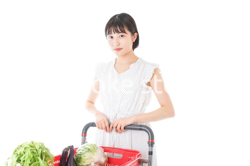 スーパー買い物をする若い女性