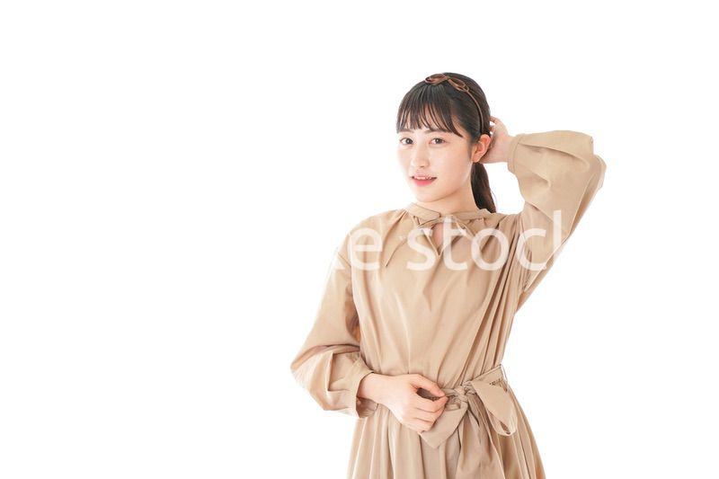 身だしなみを整える若い女性