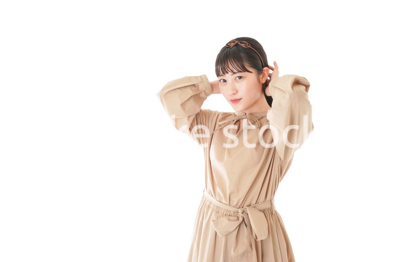 身だしなみを整える若い女性