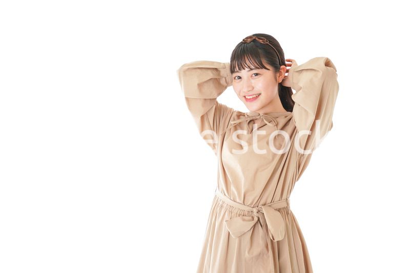 身だしなみを整える若い女性