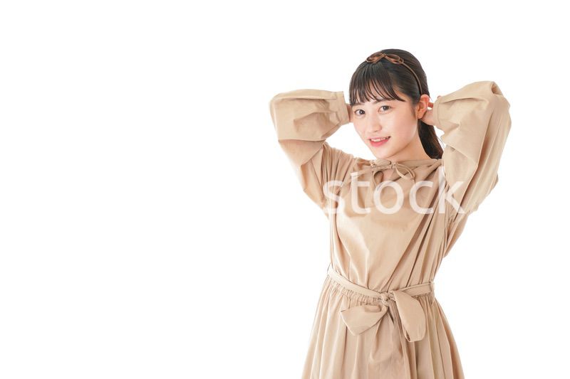 身だしなみを整える若い女性