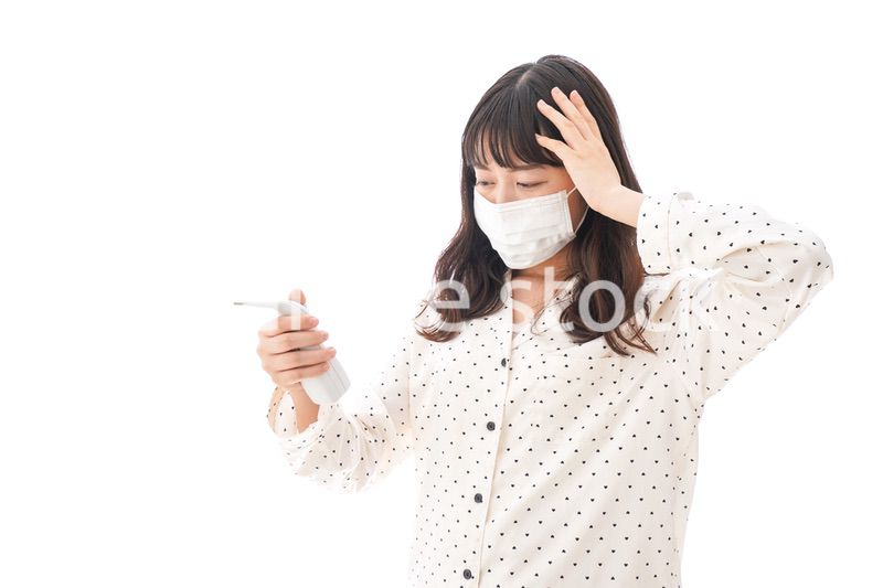 風邪をひいた若い女性