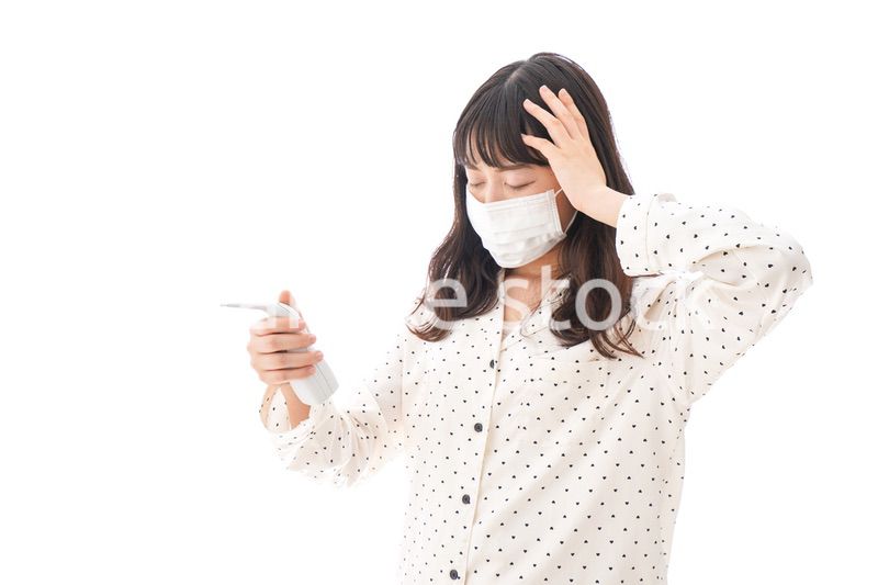 風邪をひいた若い女性