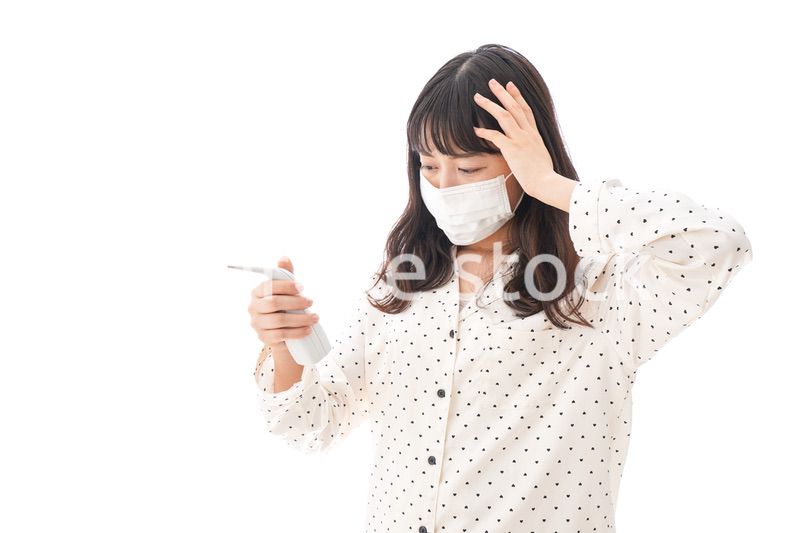 風邪をひいた若い女性