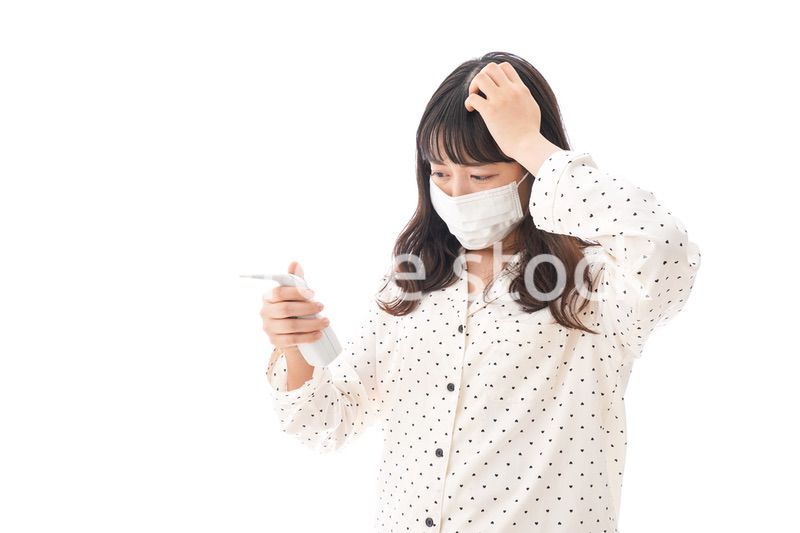 風邪をひいた若い女性