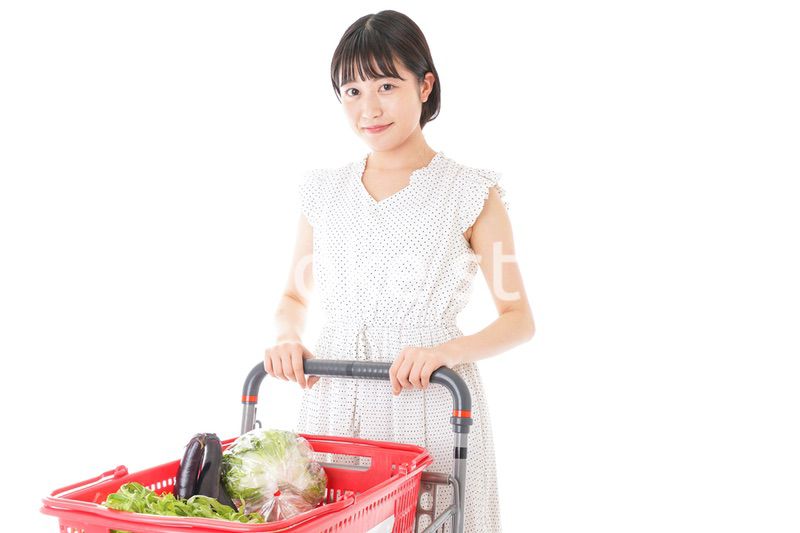 スーパーで買い物をする若い女性