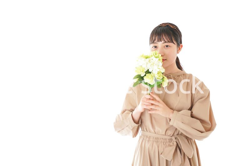 笑顔で花束を持つ若い女性