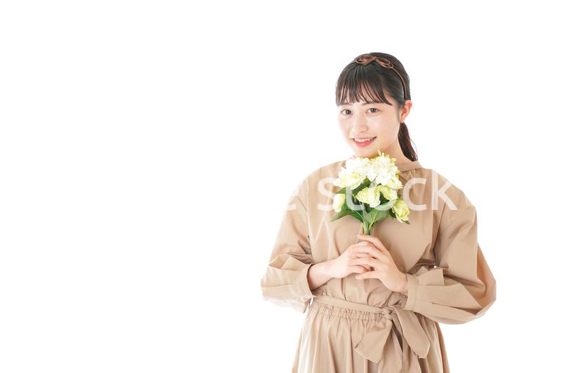 笑顔で花束を持つ若い女性
