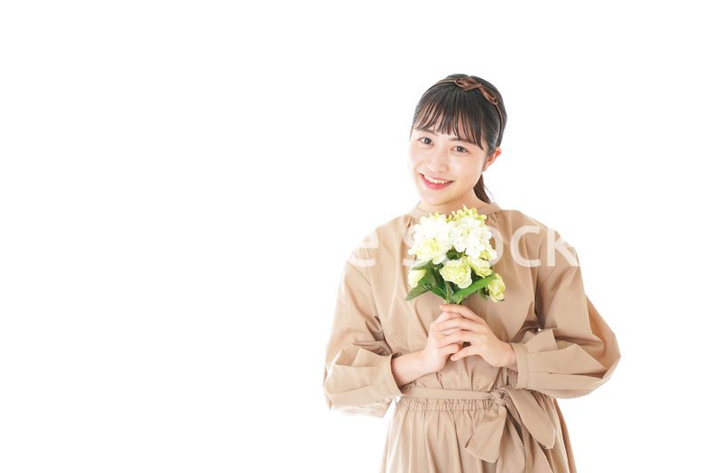 笑顔で花束を持つ若い女性