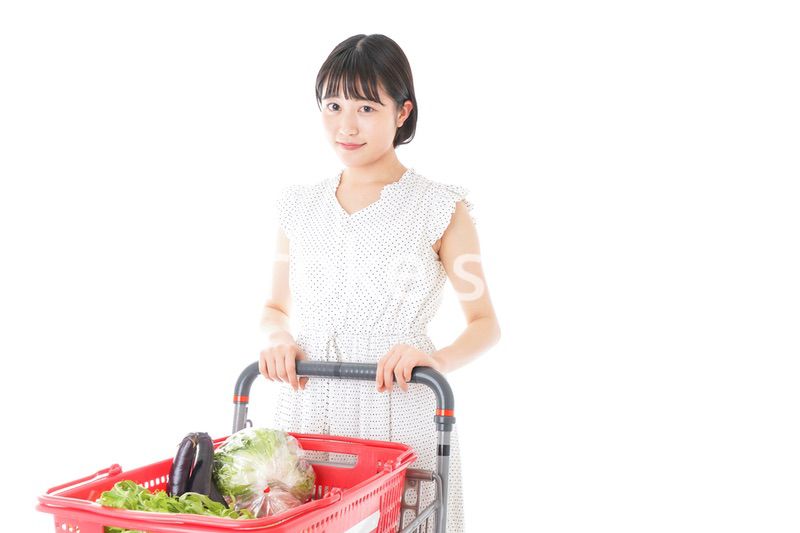 スーパー買い物をする若い女性