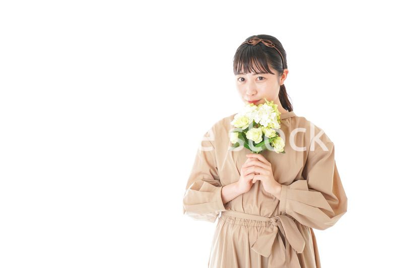 笑顔で花束を持つ若い女性