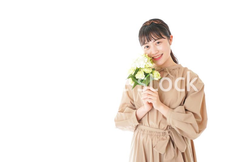 笑顔で花束を持つ若い女性