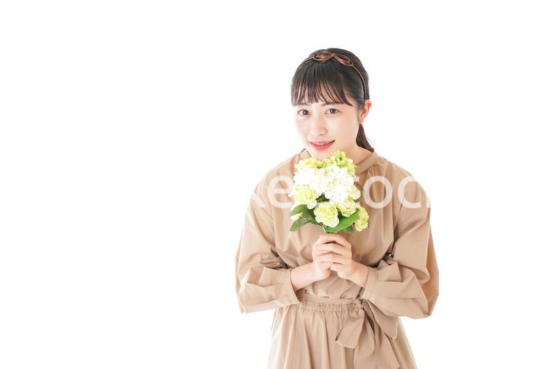 笑顔で花束を持つ若い女性