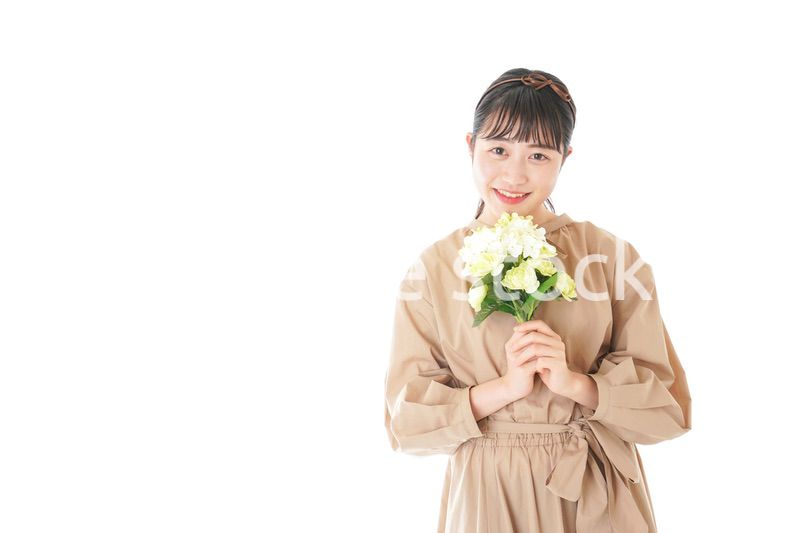 笑顔で花束を持つ若い女性