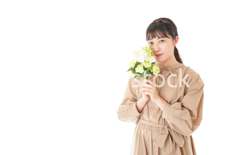 笑顔で花束を持つ若い女性