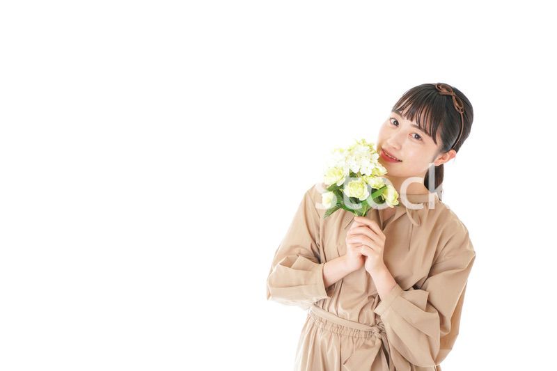 笑顔で花束を持つ若い女性