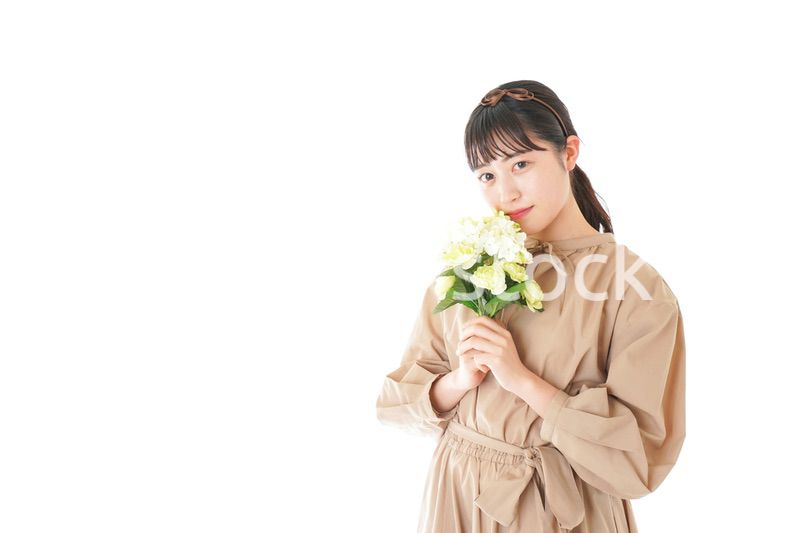 笑顔で花束を持つ若い女性