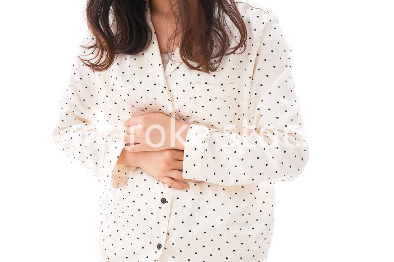 腹痛で苦しむ若い女性