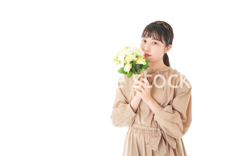 笑顔で花束を持つ若い女性